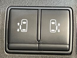 【両側パワースライドドア】スマートキーや運転席のスイッチで後席両側スライドドアの開閉が可能♪電動だから力を入れてドアを開ける必要が無く、小さなお子様でも簡単に開け閉めでき快適です♪