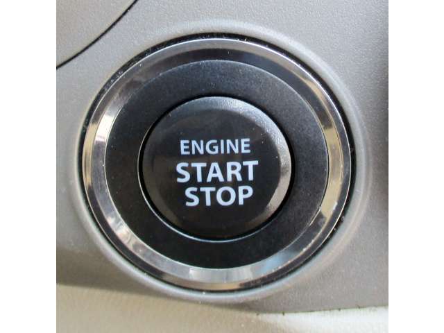 エンジンは鍵ではなく、プッシュボタンとなっております。