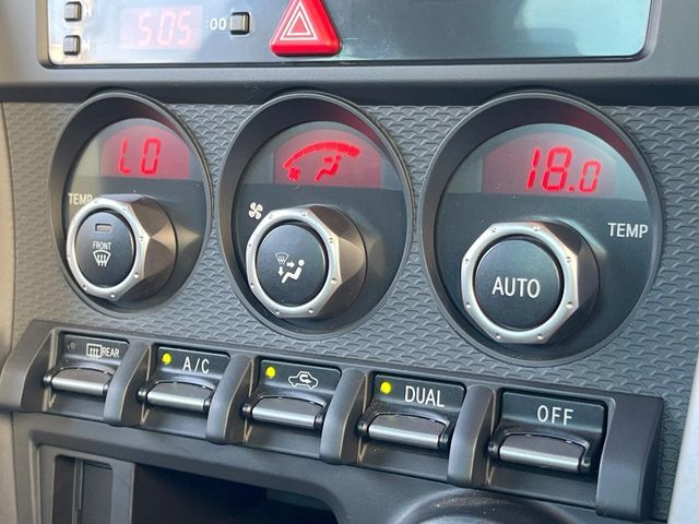 【左右独立型フルオートエアコン】運転席と助手席でそれぞれお好みの温度に設定可能。同乗者にも配慮した、快適な空調をお届け致します。