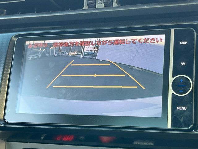【バックカメラ】駐車時に後方がリアルタイム映像で確認できます。大型商業施設や立体駐車場での駐車時や、夜間のバック時に大活躍！運転スキルに関わらず、今や必須となった装備のひとつです！