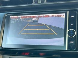 【バックカメラ】駐車時に後方がリアルタイム映像で確認できます。大型商業施設や立体駐車場での駐車時や、夜間のバック時に大活躍！運転スキルに関わらず、今や必須となった装備のひとつです！