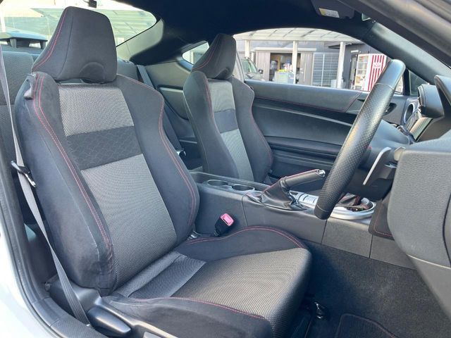 【専用スポーツシート】ホールド性に優れ、カーブ時の体が流れを抑制してくれます。また、体にフィットするから腰や背中が疲れにくく、ロングドライブや高速走行でも快適にお過ごしいただけます♪