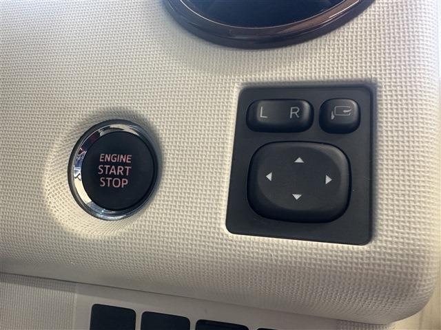 ●当店では納車前にエンジンオイル交換、オイルフィルター交換、ワイパーゴム交換、キーレスバッテリー交換を全車行っております！その他、整備記録簿に則って多くのチェックを行っております！ぜひお任せください♪