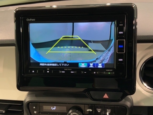 リバースギアに入れるだけで後方の表示へ切り替わります。夜間や雨の日の駐車も楽になりますよ。