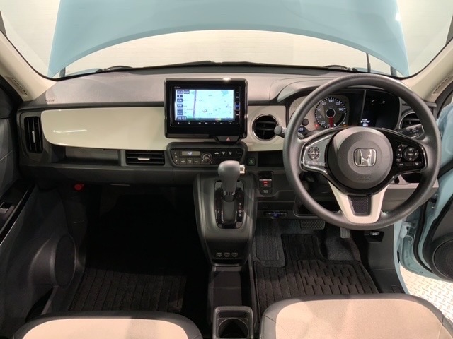 使いやすいレイアウトのダッシュボード周辺です。オートエアコンや小物入れなど嬉しい装備が満載です。