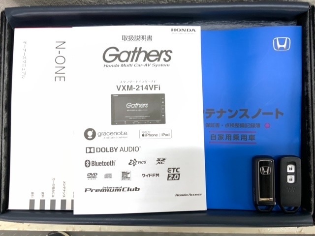 スマートキーは鍵をバッグに入れたままでもドアロックの開閉やエンジンのON・OFFができます。夜間や雨の日も鍵を探さなくて良いので便利です。