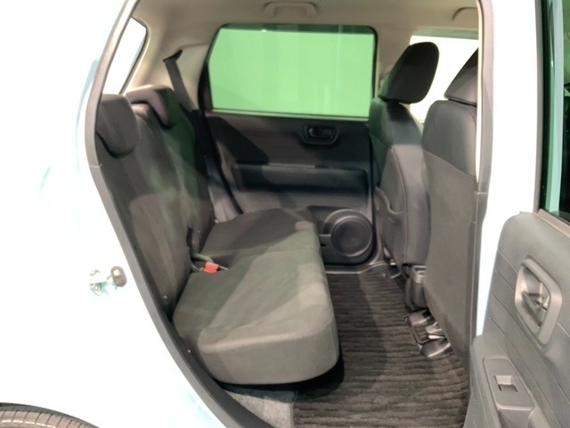 後席も余裕の広さ！ゆったりくつろげます！！