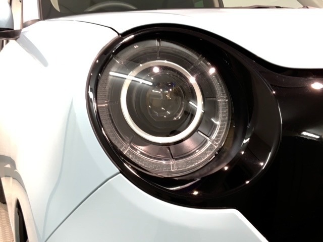 LEDヘッドライトは、点灯の瞬間から最大光量を発揮し、突然暗くなるトンネルなどでの安定感を高めます。