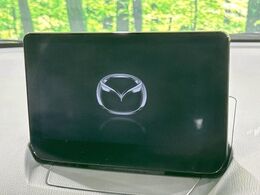 【マツダコネクト】車内の雰囲気にマッチした一体型タイプのディスプレイ。各種車輌設定やBluetooth再生等、様々な機能が楽しめます。専用SDカードのご購入で、ナビ機能も使用出来ます。