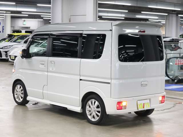 雨が降ってもゆったりと車選びができる全天候型立体展示場！エスカレーター完備！