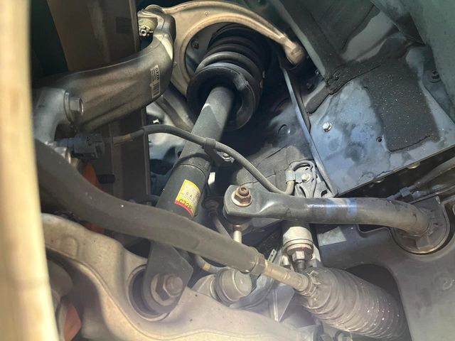 お車を安心してお乗りいただく為には、足回りの定期点検が欠かせません。サービスサポート（有償保証）では無料点検もご提供しており、安心のカーライフをお過ごしいただけるサポート体制が整っています。