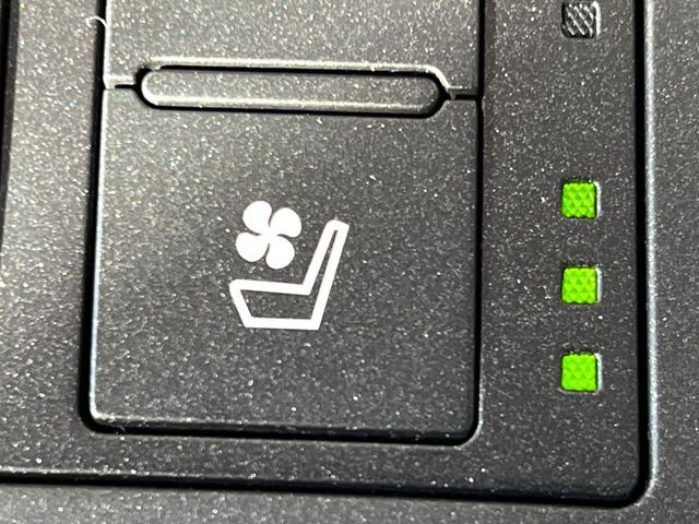 【シートベンチレーション】夏場は涼しい風でお尻や背中の熱やムレを防ぎ、冬はエアコンよりも早く温まってポカポカに！季節を問わず快適に過ごせます。
