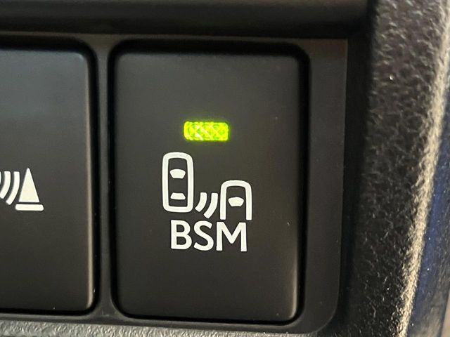 【ブラインドスポットモニター】走行中、ドアミラーの死角になりやすい箇所に後続車が接近するとサイドミラーのレンズに警告を表示！ドライバーに注意喚起をしてくれます。