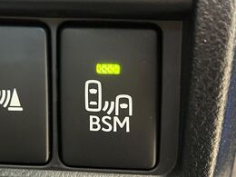 【ブラインドスポットモニター】走行中、ドアミラーの死角になりやすい箇所に後続車が接近するとサイドミラーのレンズに警告を表示！ドライバーに注意喚起をしてくれます。