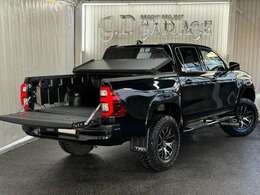 三つ折りハードトノカバー取り付け済みですが、別物に交換可能です。