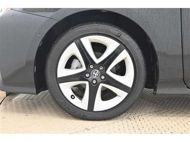 純正なので車に似合うデザインになっていますね。スタッドレスタイヤもご相談下さい。