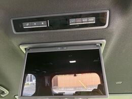 【14型有機ELフリップダウン】三列目からでも迫力のエンタメが観れる大画面フリップダウン。有機ELのモニターでは、一般的なフリップダウンよりも高コントラストでキレイな映像を楽しめます。