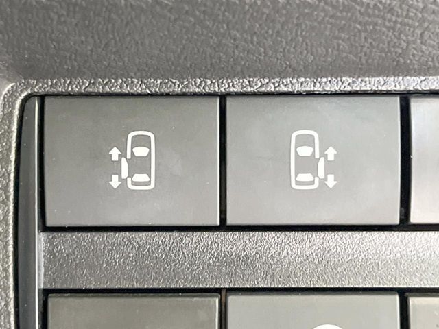 【両側スライドドア】駐車場で隣の車との間隔が狭く乗りにくい時、スライドドアなら安心！ドアオープン時も幅を取らず、開口部が広いので乗り降りがとっても簡単です。大きな荷物の出し入れも後席から可能♪
