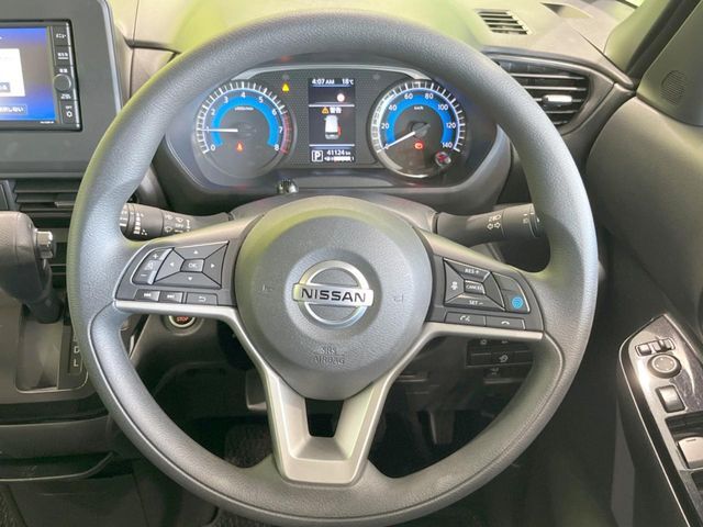 インテリアに合わせたデザインのステアリングは、運転される方のことも考え、運転しやすい形状、大きさです。是非一度、実際に触ってお確かめください。