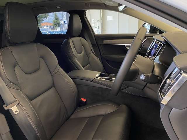 Ultimate専用パーフォレーテッドナッパレザーシートは運転席助手席ともマッサージ機能や、シートヒーターベンチレーションといった便利な機能がご利用いただけます。