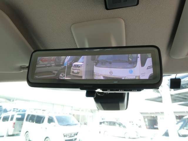インテリジェント ルームミラーは、車両後方のカメラ映像をミラー面に映し出すので、車内の状況や、天候などに影響されず、いつでもクリアな後方視界が得られます