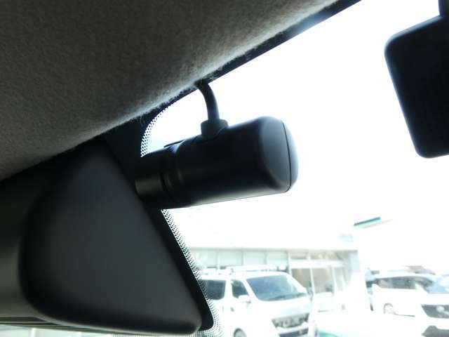 ドライブレコーダーは、車の運転中に前方の映像を記録する装置です。万が一の事故の際に、状況を記録して証拠として利用することができます。