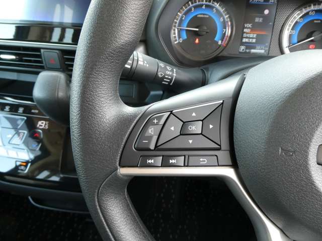 ナビの音量など車両情報を手元で操作できるハンドルスイッチ付き。