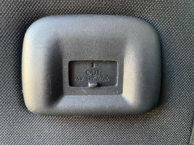 フロントシートバックには後席用のUSBが装備されているので充電にも困りません