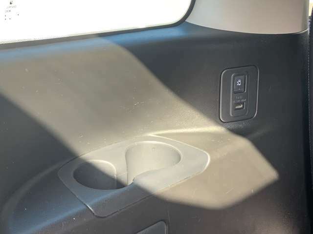 サードシート用のカップホルダーに助手席側のスライドドアの開閉スイッチとUSB端子を装備しています。