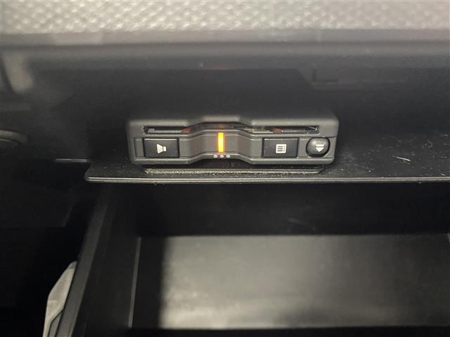 【ETC】有料道路を利用する際に料金所で停止することなく通過できる、ETC車載器（ノンストップ自動料金収受システム機器）が装備されています。セットアップを行うことで利用可能になります。