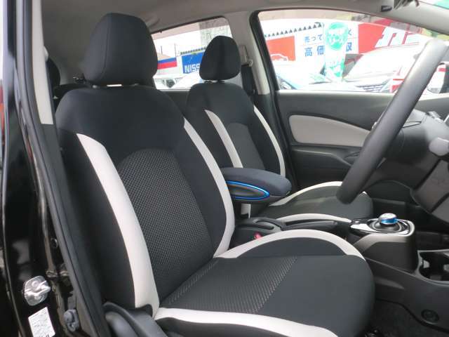 オプションのひじ掛けが付いて運転が楽です