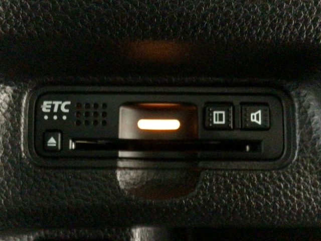 【ETC車載器】もはや必須アイテムのETCを搭載！高速道路のご利用時にとても便利！わずらわしい料金所での現金支払いが不要となりスムーズに通過できます♪
