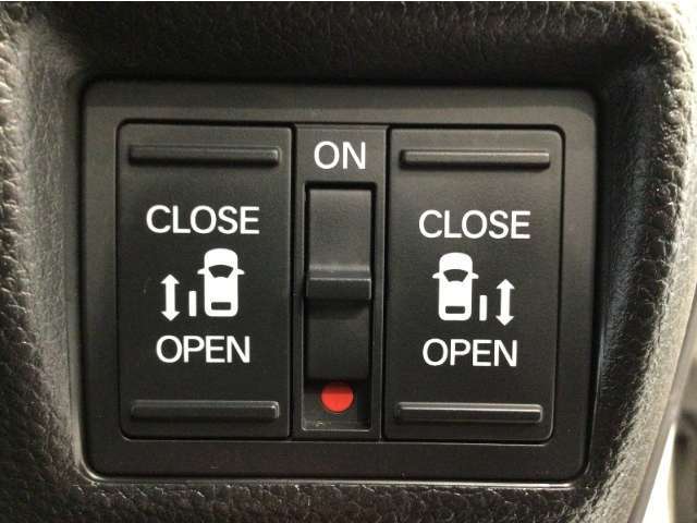 【両側パワースライドドア】両側がパワースライドドアになっており、運転席のスイッチやスマートキーでも開閉が可能です！開口部も広いので乗り降りも楽々♪