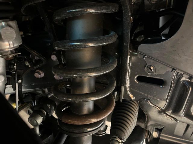 お車を安心してお乗りいただく為には、足回りの定期点検が欠かせません。サービスサポート（有償保証）では無料点検もご提供しており、安心のカーライフをお過ごしいただけるサポート体制が整っています。