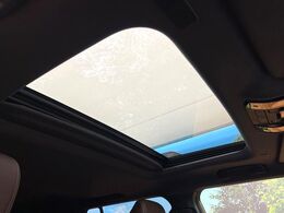 【サンルーフ】開放感たっぷりの希少装備、サンルーフが装着されています！車内に明かりを取り入れたり景色を楽しむ以外にも、車内の空気も簡単に換気できて快適です！