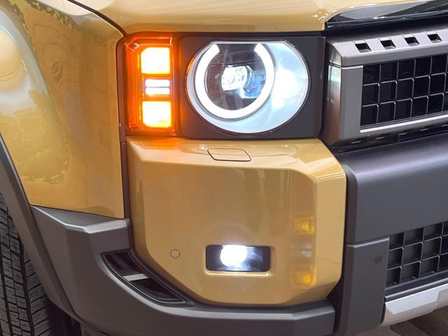 【LEDヘッドライト】悪天候や夜間走行時も良好な視界を確保し安心して運転できる高輝度LEDヘッドライトを装備！点灯速度が早く、消費電力も抑えられています。