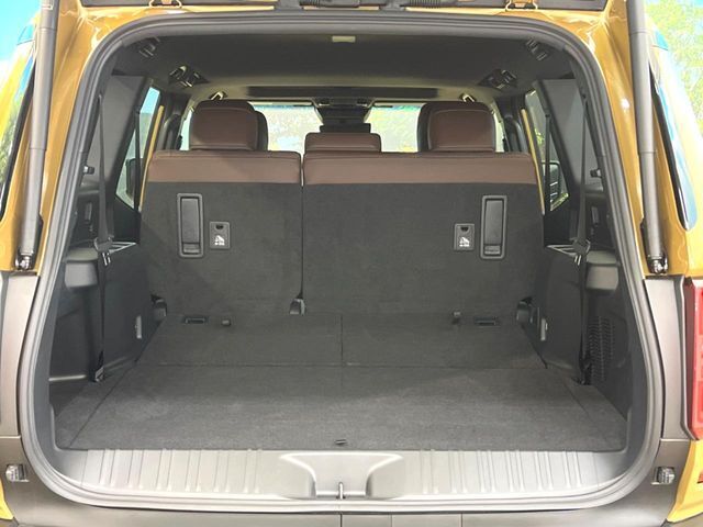 普段のお買い物や通勤、送迎等に十分な荷室スペースを確保しております。セカンドシートを倒すと、大きな荷物の積載も可能です♪