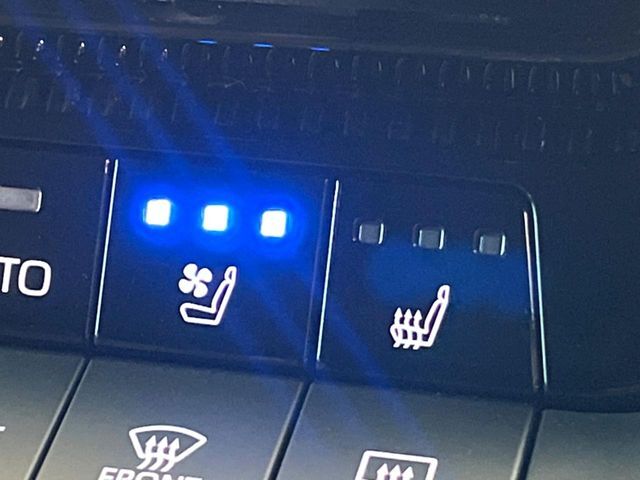 【シートベンチレーション】夏場は涼しい風でお尻や背中の熱やムレを防ぎ、冬はエアコンよりも早く温まってポカポカに！季節を問わず快適に過ごせます。