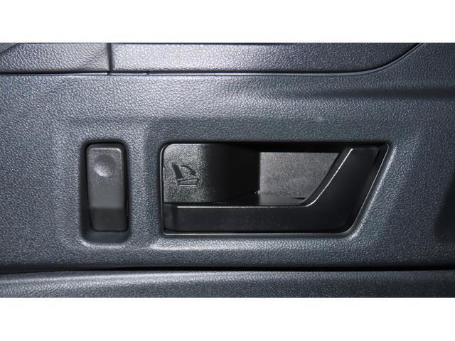 ワンタッチで後部座席が倒れるレバーを搭載。荷室が一手で広がり、後部座席まで回り込む手間が省けます。