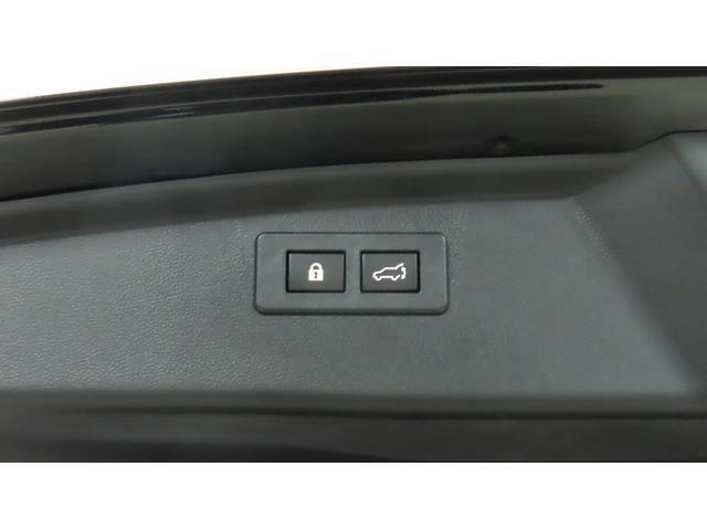 ”ボタンを押せば、リヤゲートが開閉するスイッチです。両手が荷物でふさがっていても、スイッチを押せば自動で動きます。”
