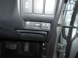 ETC装備車です、これさえあれば高速道路も楽々通行できます。お出掛けするのが好きな方には欠かせない装備です！