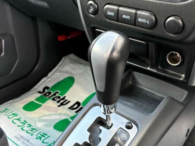 目立つ傷やスレのない綺麗なシフトノブです。