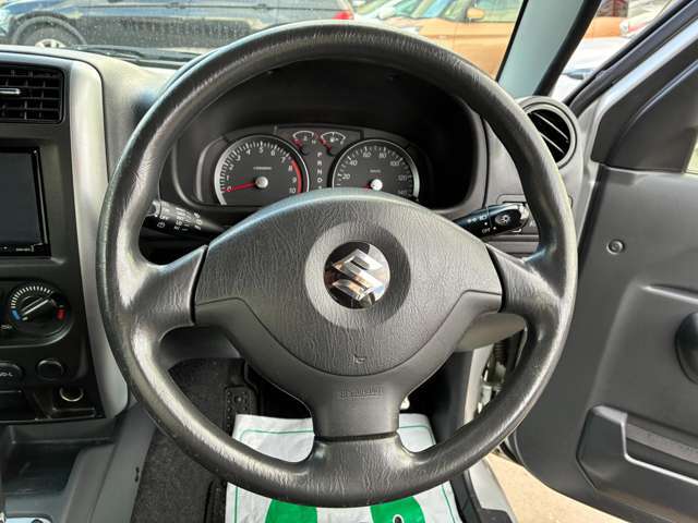 ハンドルにスレや汚れなどございません。運転中は常に触れる部分なので要チェックですね。