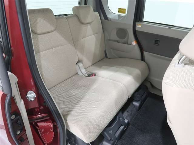 後席スペースも十分な広さを確保。