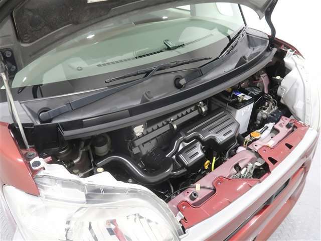 エンジンルームも念入りにクリーニング。