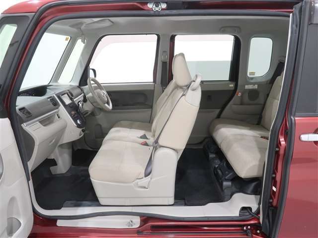 助手席側はセンターピラーが無いので開放感があります。