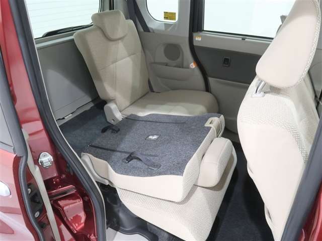 後席シートは分割可倒式で使い方いろいろできます。