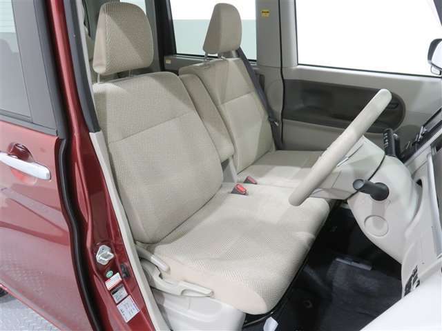 前席はベンチシートで足元広々。