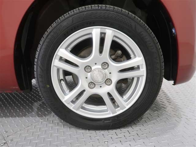 社外アルミホイールが似合ってます。タイヤサイズは155/65R14　です。