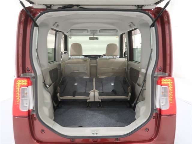 後席シートを倒せばさらに荷物が積めます。